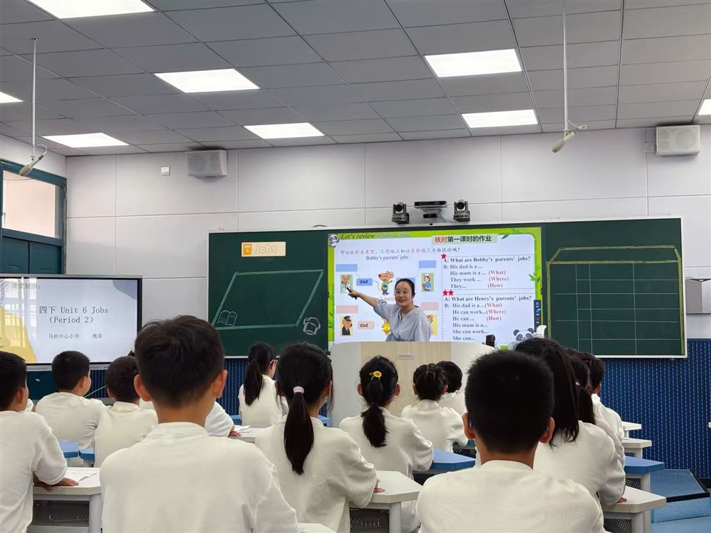 魏菲上课2.jpg