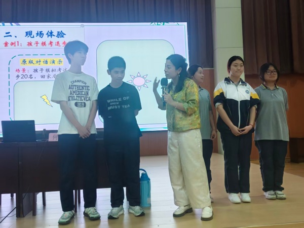 老师与学生互动中.jpg