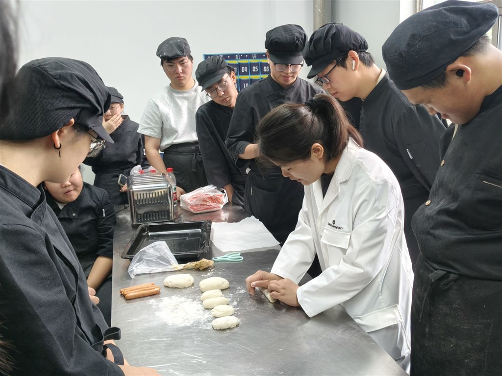 庞潇老师教授贝果面包.JPG