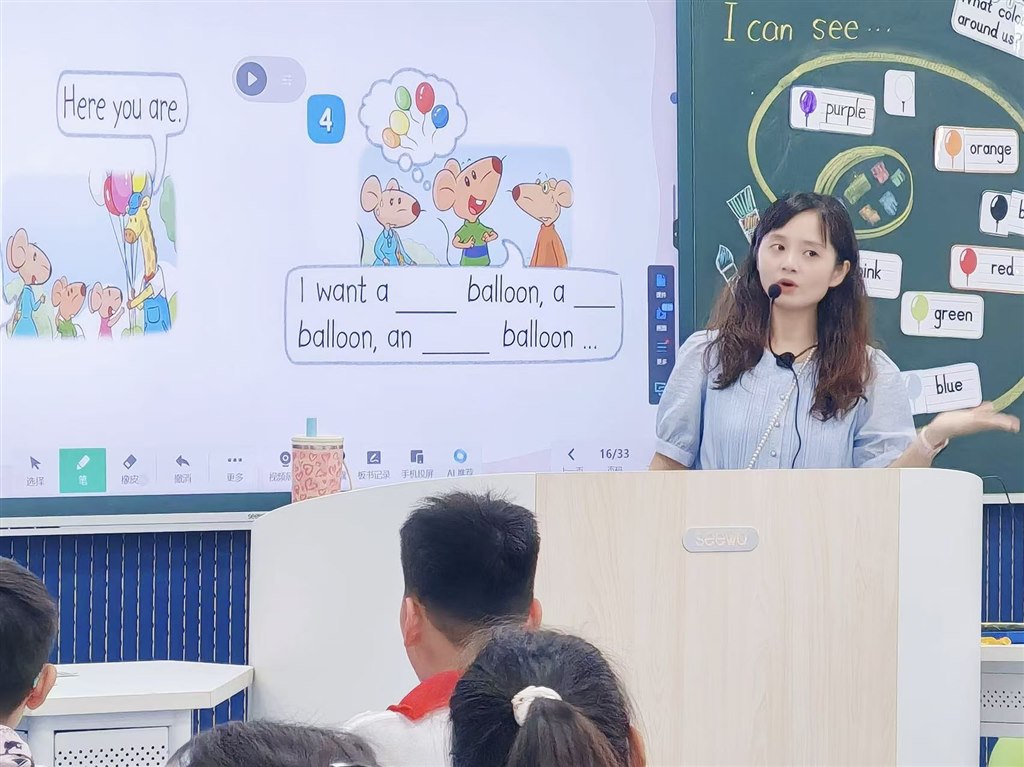 杨鹂上课.jpg