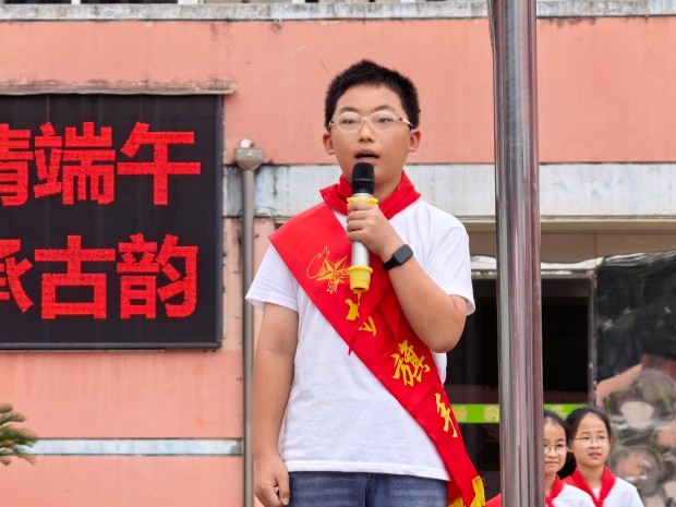 护旗手闫瑞铭.jpg