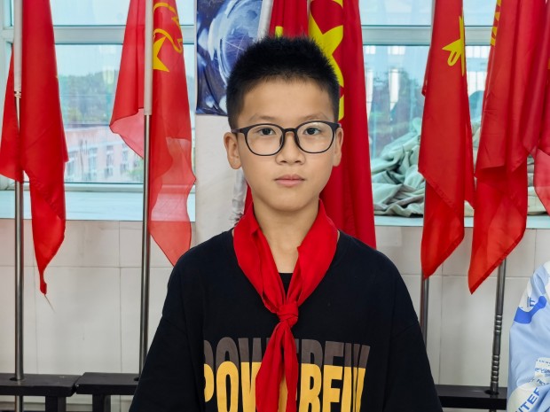 护旗手朱墨轩.jpg