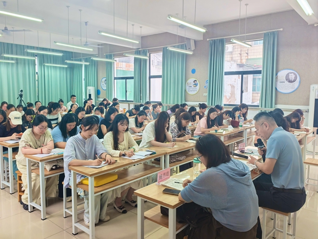 专家听课.jpg