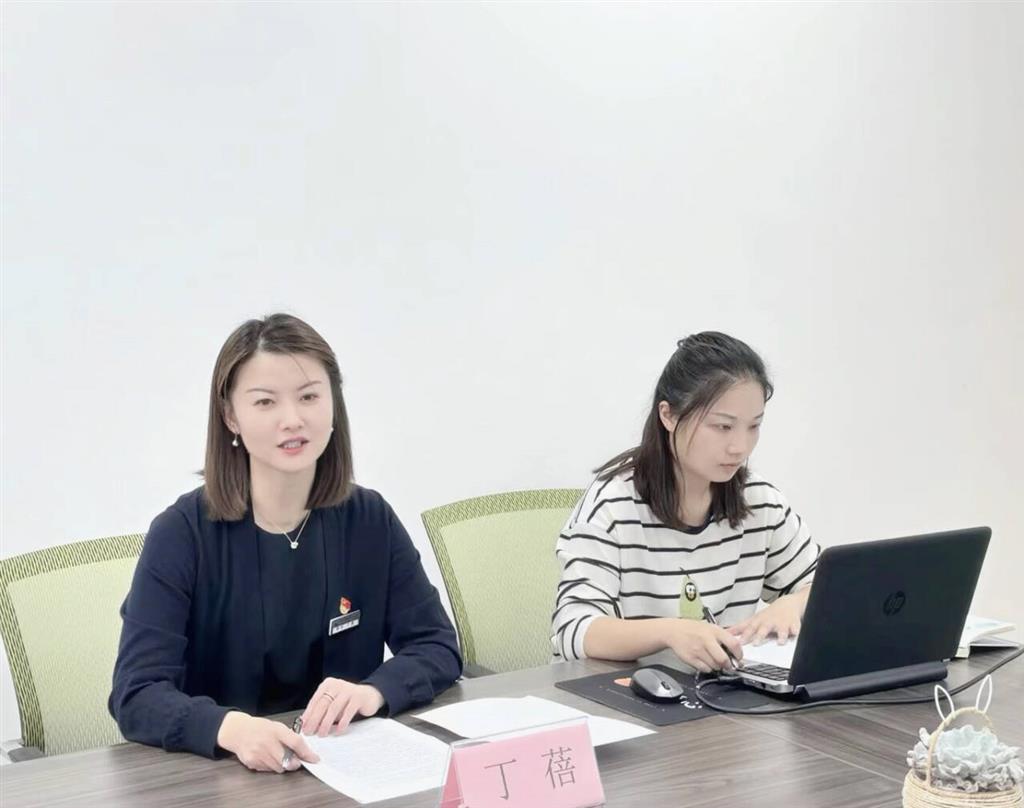 汇报时的照片.png